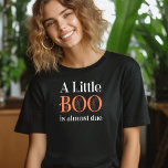 Een kleine boe is bijna verwant aan Halloween T-shirt<br><div class="desc">A Little Boo is bijna te wijten aan shirt perfect voor mama-to-be of gender onthullen gastvrouw, herfst zwangerschapsaankondiging of halloween thema baby shower. "A Little Boo is most due" is geschreven in spooky spookweb belettering in sinaasappel en wit. Als u de kleuren wilt wijzigen, kunt u deze bewerken met het...</div>