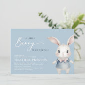 Een kleine Bunny Boy Dusty Blue QR Baby shower Kaart (Staand voorkant)