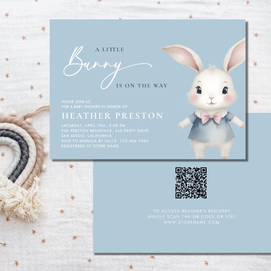 Een kleine Bunny Boy Dusty Blue QR Baby shower Kaart