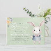 Een kleine Bunny Boy Sage Green QR Baby shower Kaart (Staand voorkant)