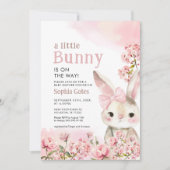 Een kleine Bunny is onderweg Baby shower Kaart (Voorkant)