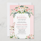 Een kleine Bunny is onderweg Baby shower Kaart (Voorkant)