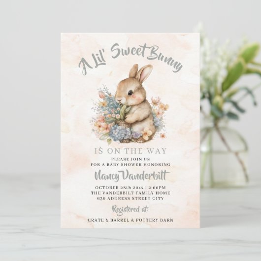 Een kleine Bunny Wildflower Baby shower uitnodigin Kaart (Staand voorkant)