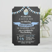 Een kleine Cake Chalkboard 1st Birthday Uitnodigin Kaart (Staand voorkant)