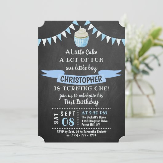Een kleine Cake Chalkboard 1st Birthday Uitnodigin Kaart (Staand voorkant)