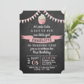 Een kleine Cake Chalkboard 1st Birthday Uitnodigin Kaart (Staand voorkant)