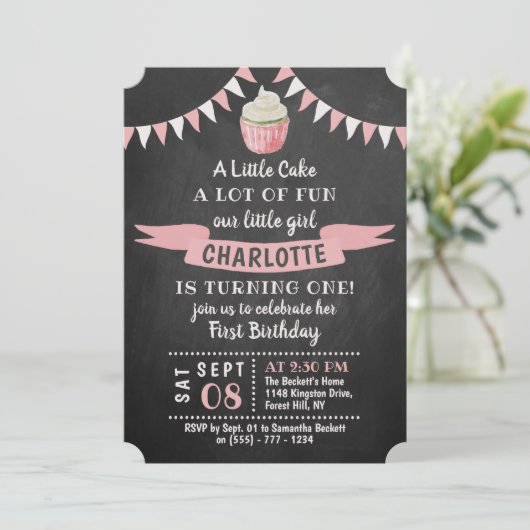 Een kleine Cake Chalkboard 1st Birthday Uitnodigin Kaart (Staand voorkant)