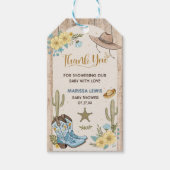 Een kleine cowboy is onderweg blauw geel Western Cadeaulabel (Voorkant)