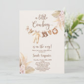 Een kleine cowboy is onderweg naar Baby shower Boy Kaart (Staand voorkant)