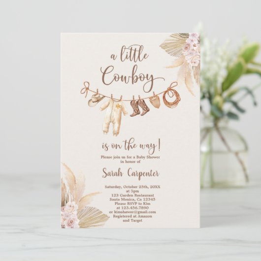 Een kleine cowboy is onderweg naar Baby shower Boy Kaart (Staand voorkant)