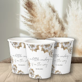 Een kleine cowboy is onderweg papieren bekers