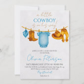 Een kleine cowboy is onderweg uitnodiging blauw (Voorkant)