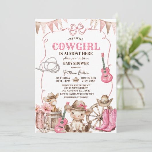 Een kleine cowgirl is onderweg naar Baby shower Kaart (Staand voorkant)