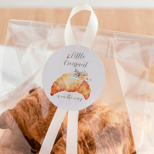 Een kleine croissant is onderweg naar het Baby sho Ronde Sticker