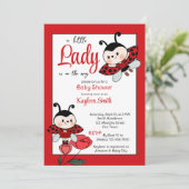 Een kleine dame met een schattige ladybug baby sho kaart (Staand voorkant)