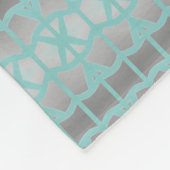 Een kleine designer fleece gooi in grijs en turqoi (Hoek)