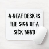 Een kleine desk is het teken van een zieke geest muismat (Met muis)