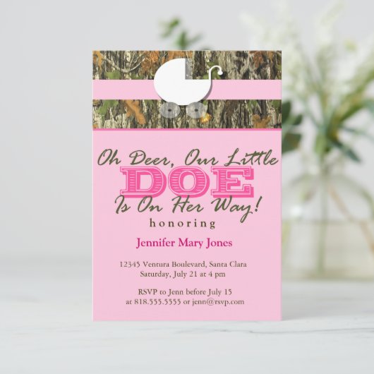Een kleine Doe is onderweg. Camo Invite Kaart (Staand voorkant)