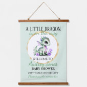 Een kleine draak is onderweg hangend wandkleed (Voorkant)