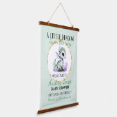 Een kleine draak is onderweg hangend wandkleed (Gebogen)