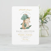 Een kleine draak is op weg naar Baby shower Kaart (Staand voorkant)