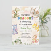 Een kleine draak is op weg naar het Baby shower Kaart (Staand voorkant)