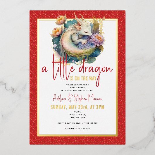 Een kleine draak is op weg naar rood Baby shower Folie Uitnodiging (Voorkant)