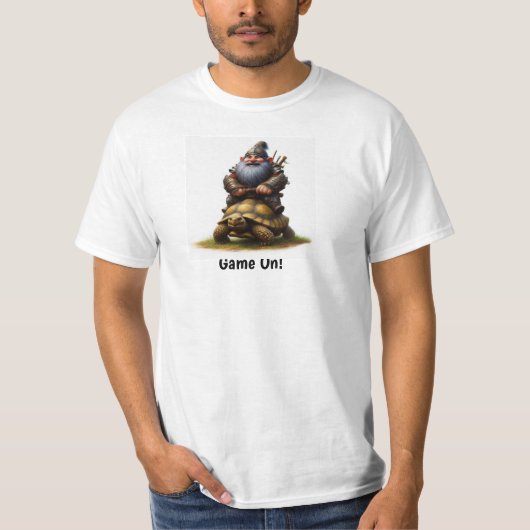 Een kleine Gnome Warrior poseren met zijn schildpa T-shirt (Voorkant)