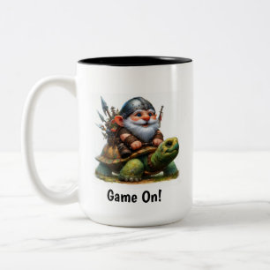 Een kleine Gnome Warrior poseren met zijn schildpa Tweekleurige Koffiemok