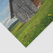 Een kleine grijze en bruine Barn in een bloemveld Tissuepapier (Detail)