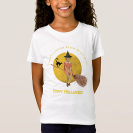 Een kleine hondje in ons allemaal t-shirt