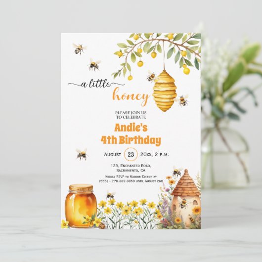 Een kleine honing 4e verjaardag uitnodiging (Staand voorkant)
