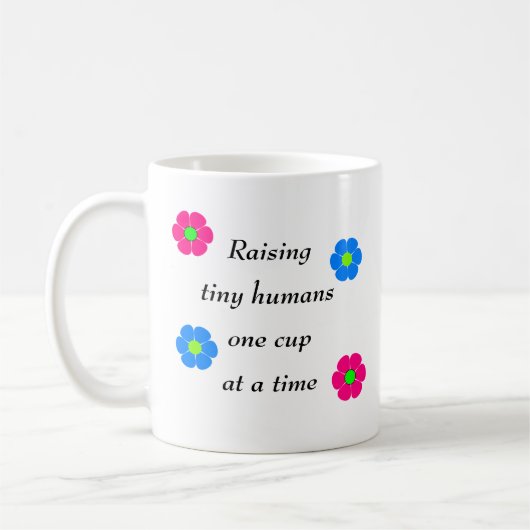 Een kleine humans één beker per keer opvoeden koffiemok (Links)