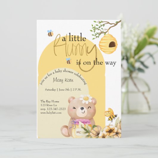 Een kleine Hunny is op weg naar het baby shower Kaart (Staand voorkant)