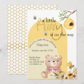 Een kleine Hunny is op weg naar het baby shower Kaart (Voorkant / Achterkant)