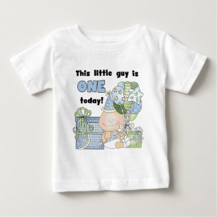 Een kleine jongen is een Tshirts en cadeautjes
