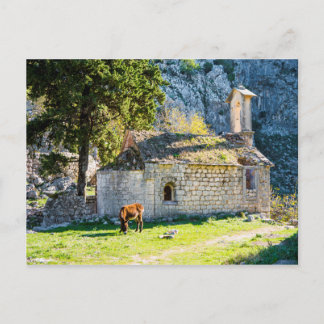 Een kleine kerk in de bergen van Montenegro Briefkaart