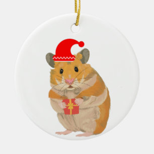 Een kleine kersthamster met een cadeau keramisch ornament