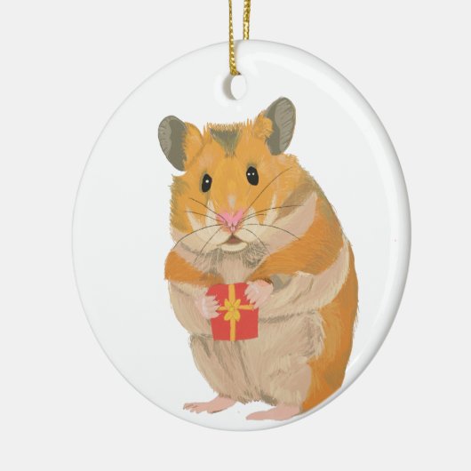 Een kleine kersthamster met een cadeau keramisch ornament (Links)
