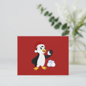 Een kleine kerstpinguïn met een sneeuwbalpost briefkaart (Staand voorkant)