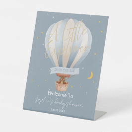 Een Kleine Ontdekkingsreiziger Heetluftballon Welk Reclamebord Met Voetstuk