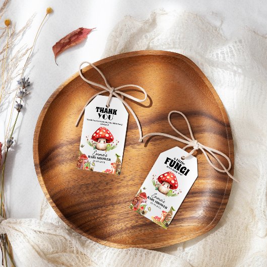 een kleine paddenstoel vlinder mot Baby shower Cadeaulabel