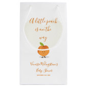 Een kleine peach is onderweg Baby shower Klein Cadeauzakje (Achterkant)