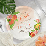 Een kleine perzik is op weg meisje Baby shower Papieren Bordje<br><div class="desc">Vier de komende komst van een kostbaar meisje met onze betoverende "A Little Peach Is On Her Way!" baby shower sjabloon. Dit prachtige ontwerp toont een sierlijke perzik fruittak versierd met weelderige perziken en delicate bloesems, allemaal geplaatst tegen een rustgevende perzikkleurige waterverf achtergrond. Het onderste lijst bevat charmante perziken en...</div>