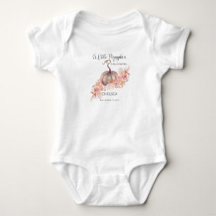 Een kleine pompoen bloeit roze baby meisje romper