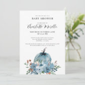 Een kleine pompoen is onderweg naar de blauwe herf kaart (Staand voorkant)