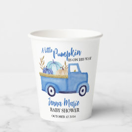 Een kleine pompoen is onderweg papieren bekers