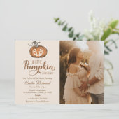 Een kleine pompoen is op weg naar het Baby shower  Kaart (Staand voorkant)