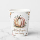 Een kleine pompoen is op weg naar het Baby shower Papieren Bekers (Voorkant)