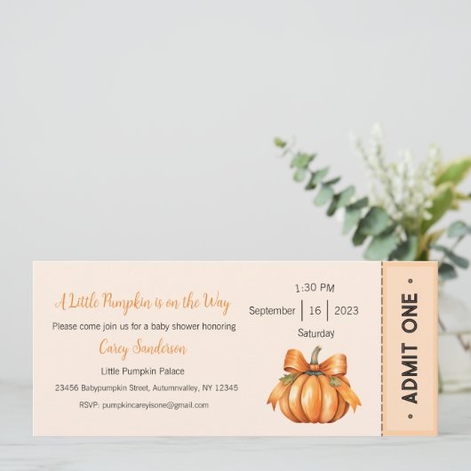 Een kleine pompoen is op weg uitnodiging (Staand voorkant)